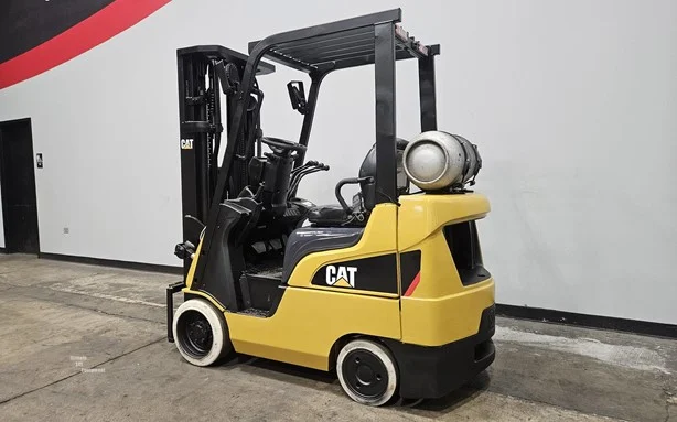 Used 2018 Caterpillar 2C4000 Triplex Mast Forklift - Image 2