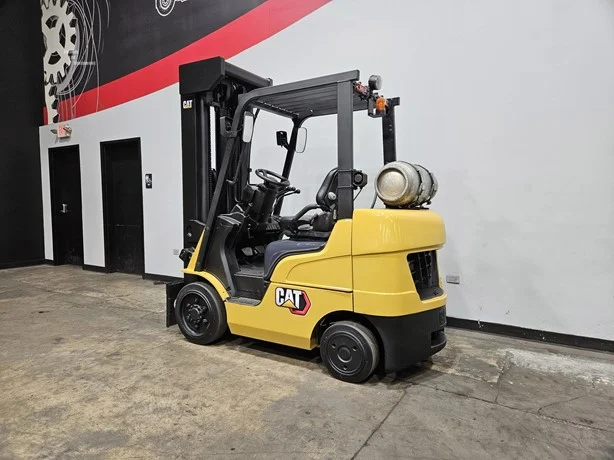 2021 Caterpillar 2C5000 with a 2.5ton capacity and a 4-stage mast - Image 2