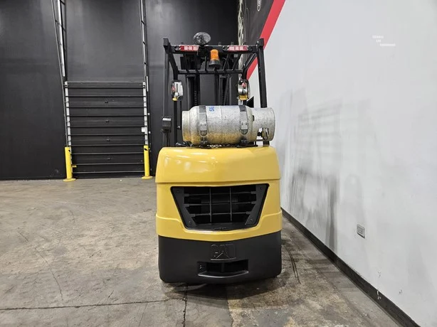 2021 Caterpillar 2C5000 with a 2.5ton capacity and a 4-stage mast - Image 3