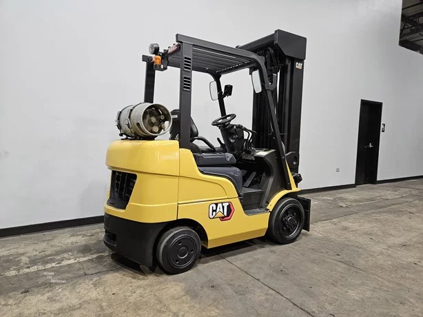 2021 Caterpillar 2C5000 with a 2.5ton capacity and a 4-stage mast - Image 4