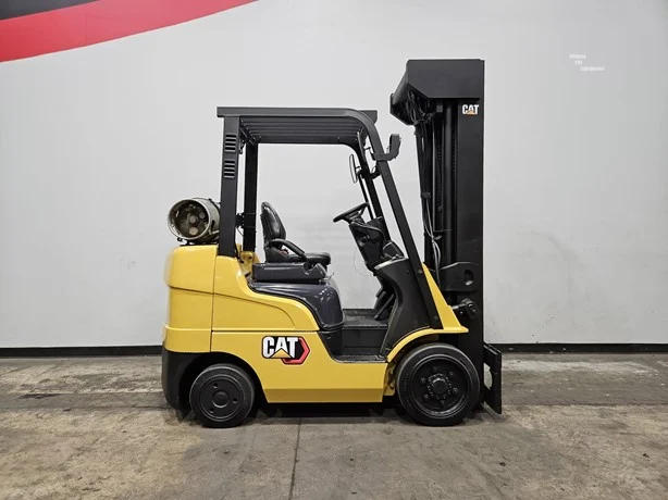 2021 Caterpillar 2C5000 with a 2.5ton capacity and a 4-stage mast - Image 5