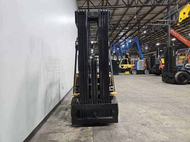 2021 Caterpillar 2C5000 with a 2.5ton capacity and a 4-stage mast - Image 7