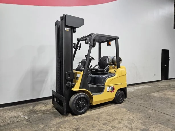 2021 Caterpillar 2C5000 with a 2.5ton capacity and a 4-stage mast - Image 8