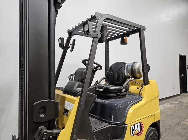 2021 Caterpillar 2C5000 with a 2.5ton capacity and a 4-stage mast - Image 9