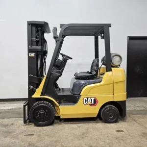 2018 Caterpillar 2C5000 with a 3-stage mast