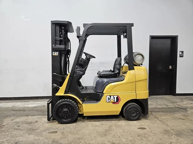 2018 Caterpillar 2C5000 with a 3-stage mast
