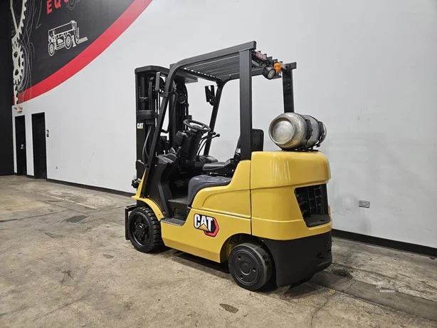 2018 Caterpillar 2C5000 with a 3-stage mast - Image 2