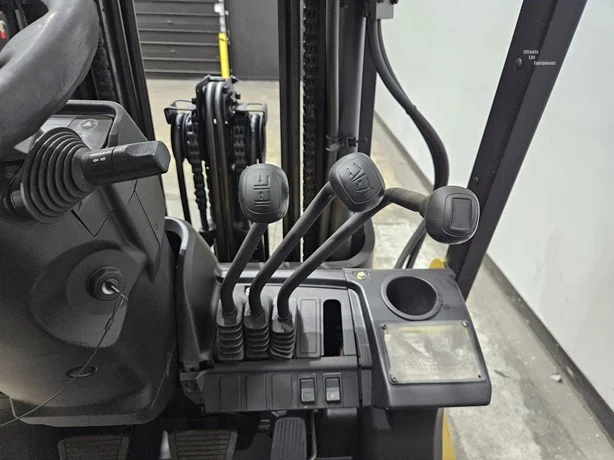 2018 Caterpillar 2C5000 with a 3-stage mast - Image 13