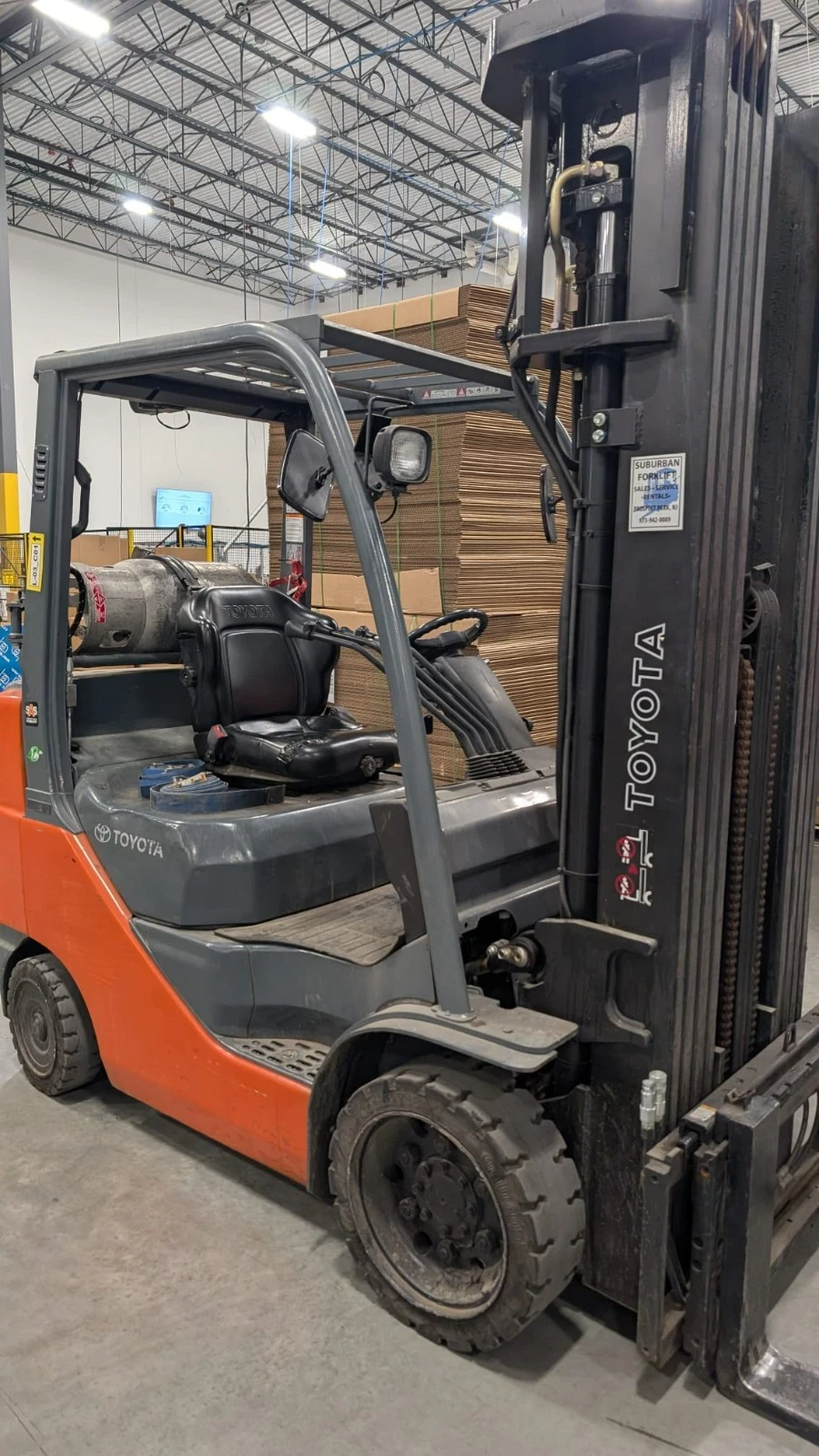 Toyota 8FGU25 5000lb Reconditioned Propane Forklift Quad Mast 4 function